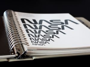 Le classeur à anneaux original de la charte graphique du logo "Ver" de la Nasa 1975.
