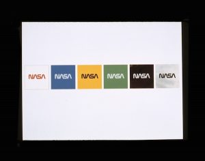 Le logo Ver sur différents fonds de couleur